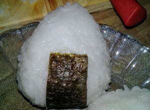 Una foto de Onigiri súper sencillos!