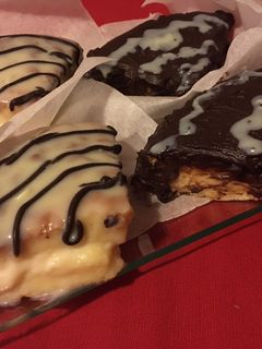 Una foto de Cuñas de Natilla y cobertura de chocolate