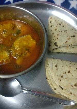 A picture of Fish gravy and roti.