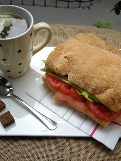 Una foto de Bocadillo de salmón, queso para untar y tomate