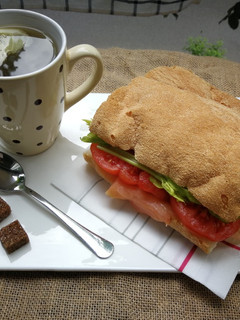 Foto principal de Bocadillo de salmón, queso para untar y tomate