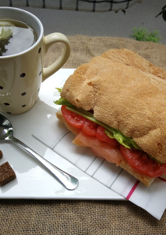 Una foto de Bocadillo de salmón, queso para untar y tomate