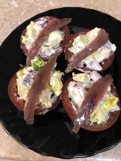 Una foto de Tomates rellenos de ensalada