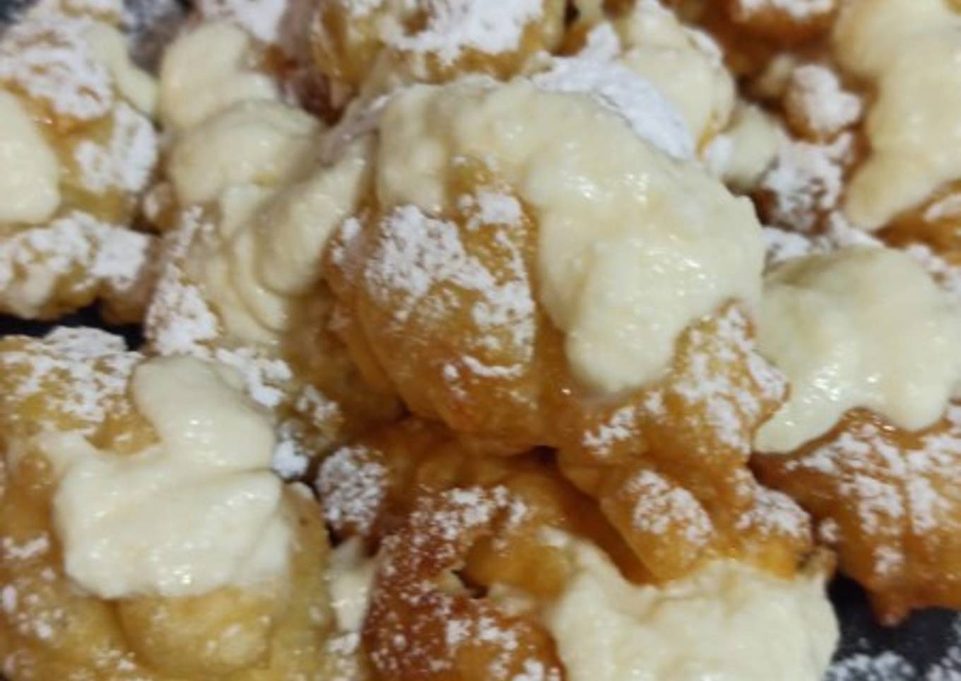 Buñuelos de viento rellenos con nata y chocolate blanco