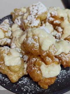 Una foto de Buñuelos de viento rellenos con nata y chocolate blanco