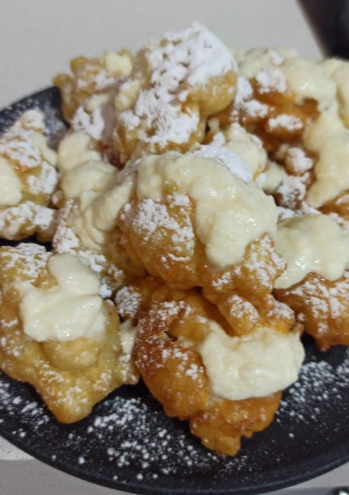 Una foto de Buñuelos de viento rellenos con nata y chocolate blanco