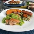 Salmão assado ao molho pesto de rúcula