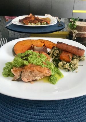 Foto de Salmão assado ao molho pesto de rúcula