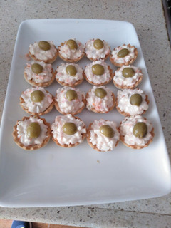 Una foto de Canapé de surimi con mayonesa