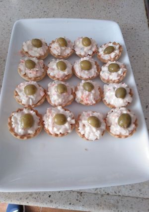 Una foto de Canapé de surimi con mayonesa