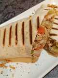 Burrito de pollo y verduras escabechadas