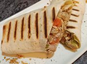 Una foto de burritos pollo y lechuga