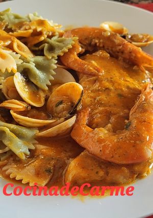Una foto de Tintorera en salsa con almejas y langostinos