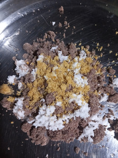 ஸ்வீட் ராகி புட்டு (Sweet ragi puttu recipe in tamil) செய்முறை முக்கிய புகைப்படம்