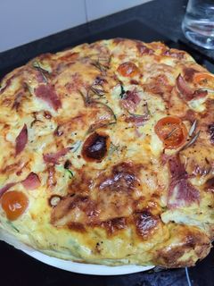 Una foto de Quiche de lacón, calabacín y tomates cherry con romero
