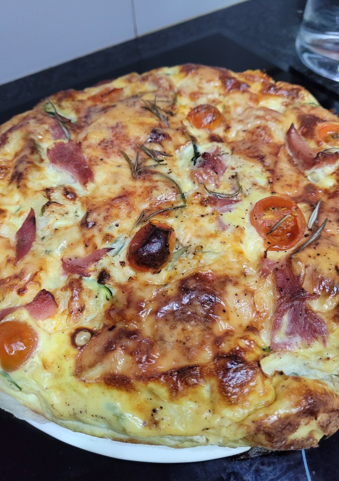 Una foto de Quiche de lacón, calabacín y tomates cherry con romero