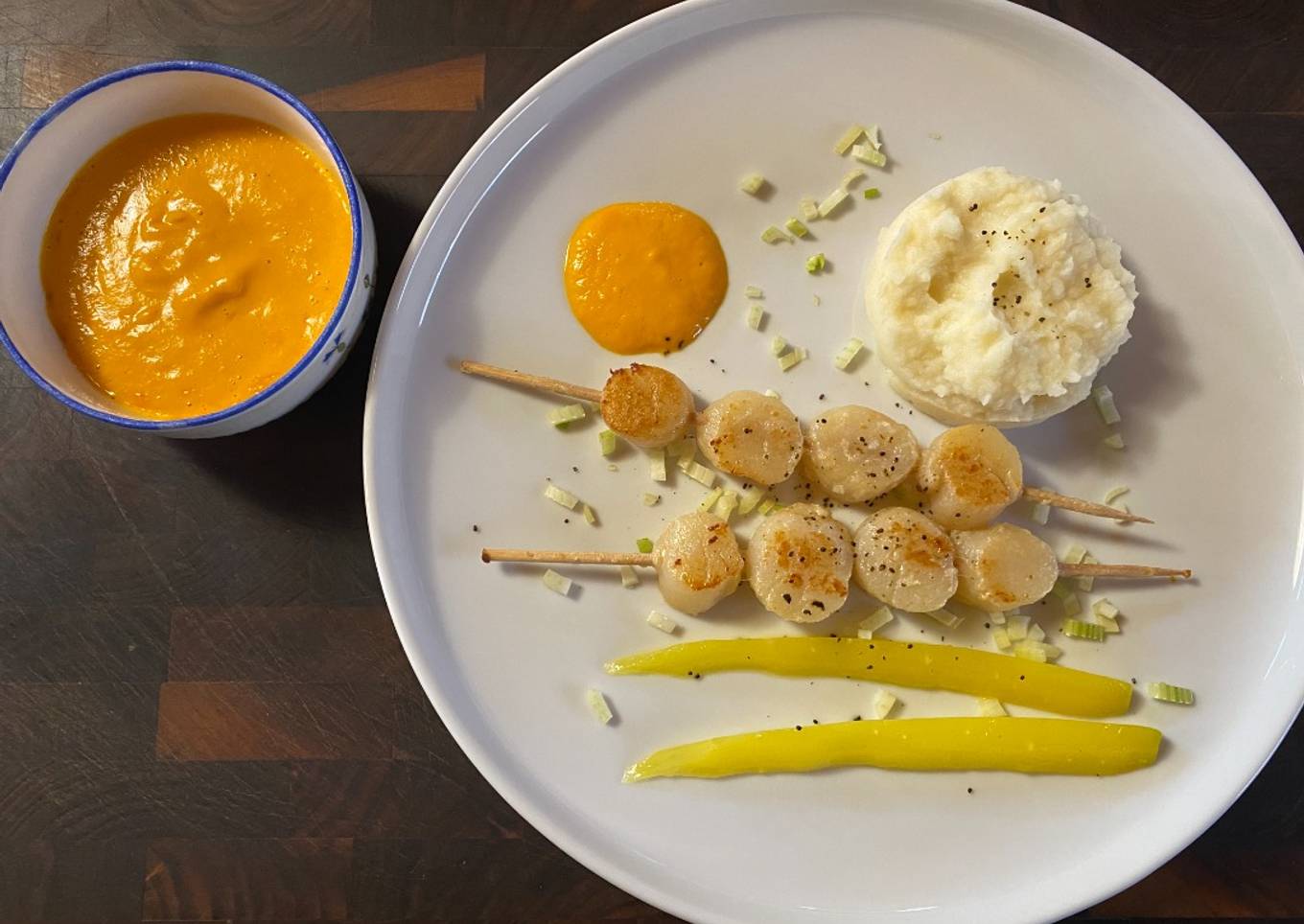 Brochette de pétoncles et crème de poivrons