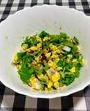 Ensalada tibia de rúcula y canónigos con huevo picado (revuelto)