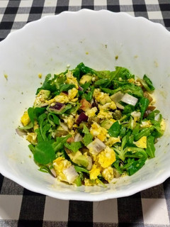 Una foto de Ensalada tibia de rúcula y canónigos con huevo picado (revuelto)