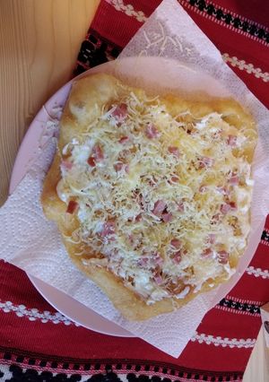 Tejfölös fokhagymás sonkás sajtos lángos 🤗 recept fotója