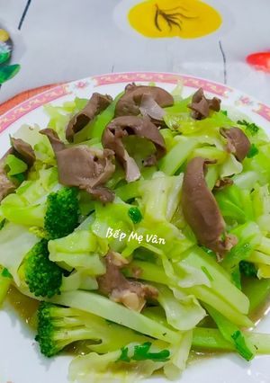 Hình của món Tim heo xào bông cải xanh,su su và bắp cải.