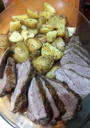 Una foto de Colita de cuadril y papas al horno (cortita y al pie)