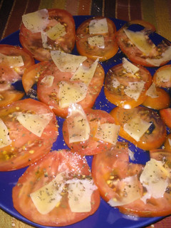Una foto de Tomate rajado del terreno con queso y albahaca