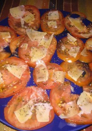 Una foto de Tomate rajado del terreno con queso y albahaca