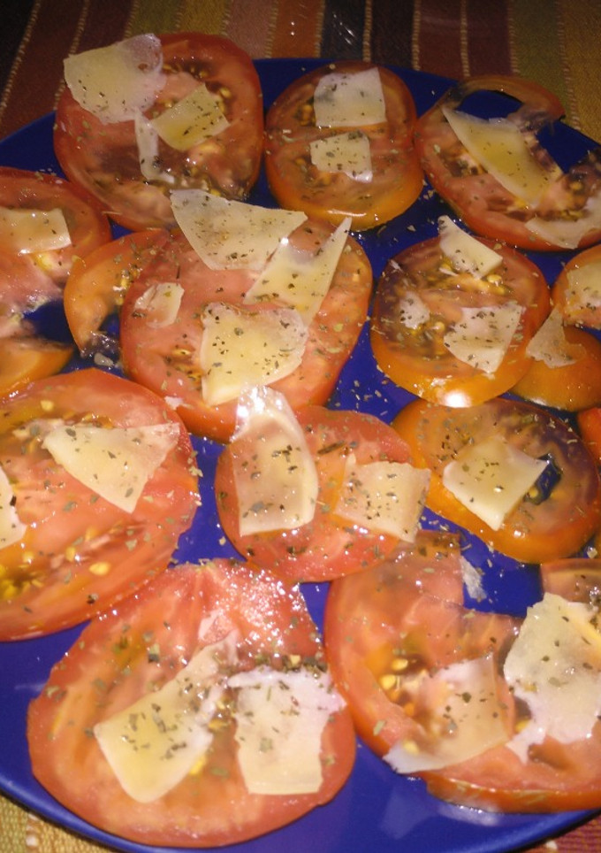 Una foto de Tomate rajado del terreno con queso y albahaca