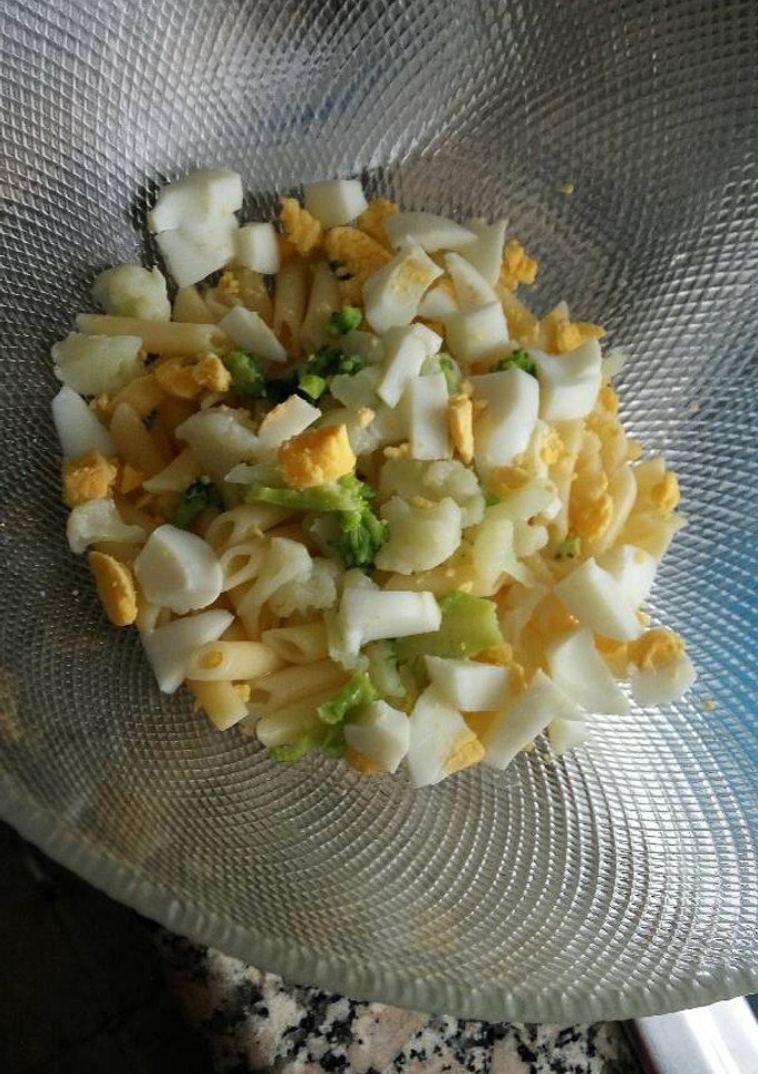 Una foto de Ensalada de pasta con brócoli y coliflor