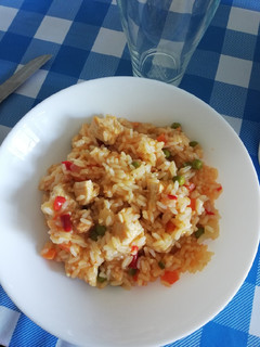 Una foto de Arroz con verduras y pollo
