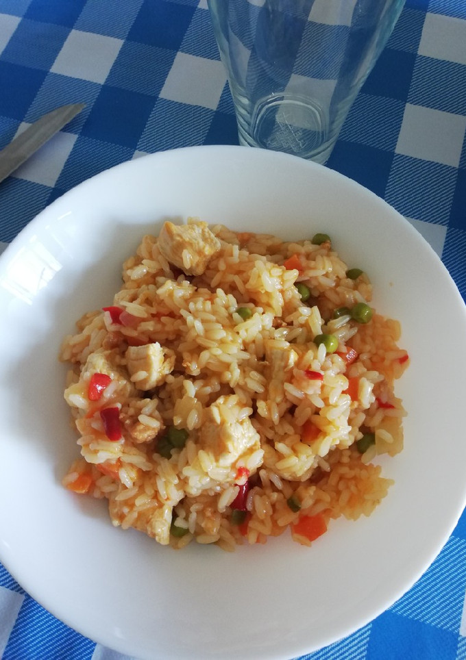 Una foto de Arroz con verduras y pollo