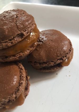 O poză a rețetei Macarons cu caramel/ciocolată.