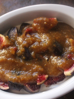 Una foto de Higos con yogurt y mermelada amarga