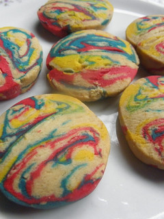 Una foto de Cookies o galletitas marmoladas con sobrantes de masas de colores