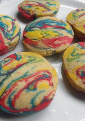 Una foto de Cookies o galletitas marmoladas con sobrantes de masas de colores