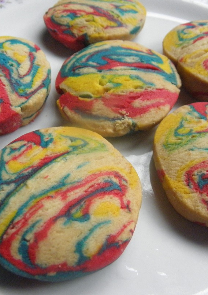 Una foto de Cookies o galletitas marmoladas con sobrantes de masas de colores