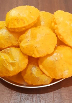 A picture of મસાલા પૂરી.