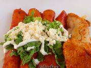 Una foto de pollo deshebrado con verduras