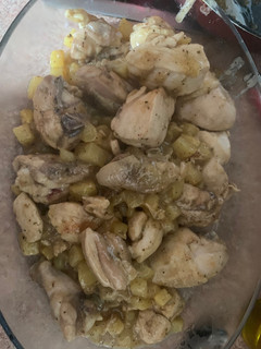 Una foto de Pollo al ajillo con salsa y patatas