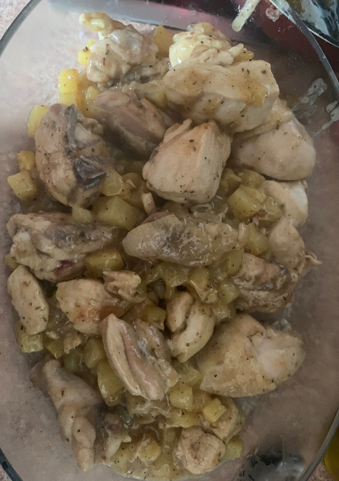 Una foto de Pollo al ajillo con salsa y patatas