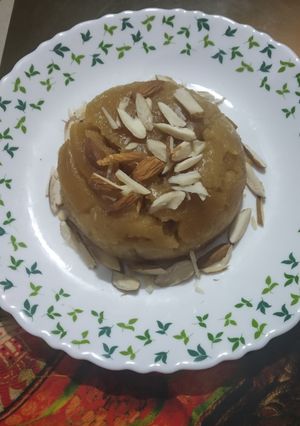 A picture of Besan halwa.