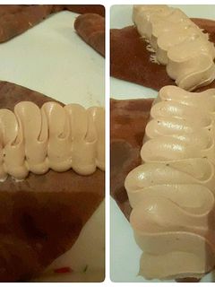 صورة لوصفة كراب الشوكولاتة 🍫 محشية بالمو ز🍌🍌 ومزينة بكريمة الشانتيه