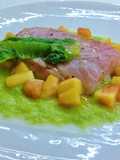 Salmone con scarola liquida e pesca marinata al lime