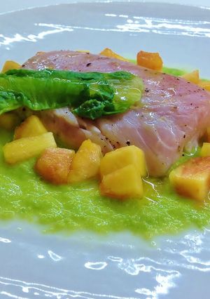 Foto di Salmone con scarola liquida e pesca marinata al lime