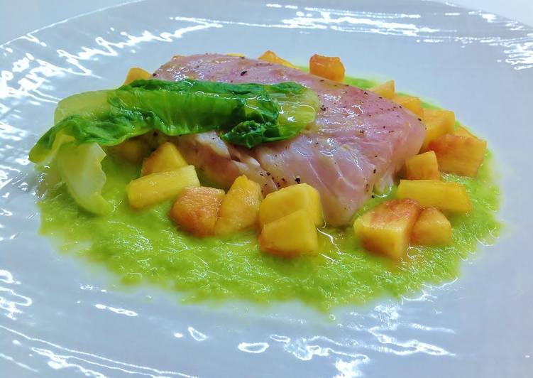 Salmone con scarola liquida e pesca marinata al lime