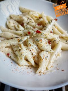 पेरी पेरी व्हाईट सॉस पास्ता (peri peri white sauce pasta recipe in marathi) रेसिपी चे मुख्य फोटो