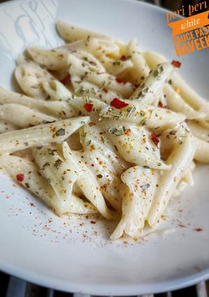 पेरी पेरी व्हाईट सॉस पास्ता (peri peri white sauce pasta recipe in marathi) रेसिपी चे मुख्य फोटो 