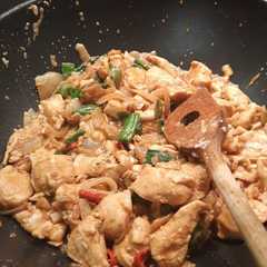 Une photo de Poulet sauté au basilic Thaï