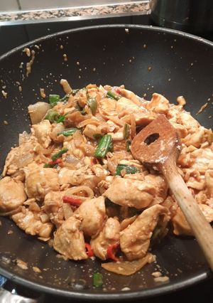 Une photo de Poulet sauté au basilic Thaï